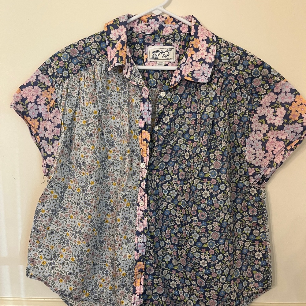 American Eagle Floral Pattern Shirt. Size Small. Great condition. Runs l…